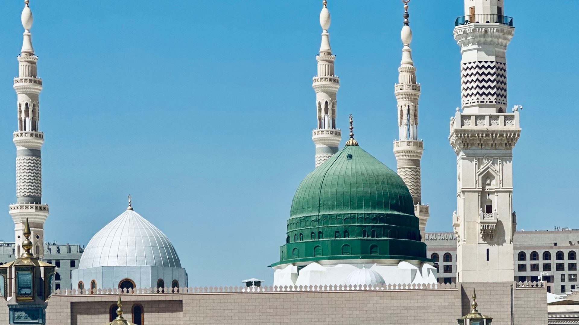 The green dome of Masjid an-Nabawi