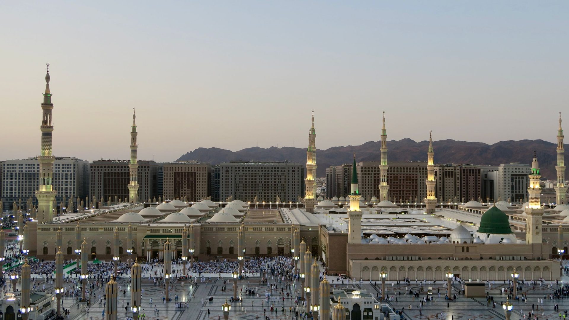 Masjid an-Nabawi, Madinah, at dusk