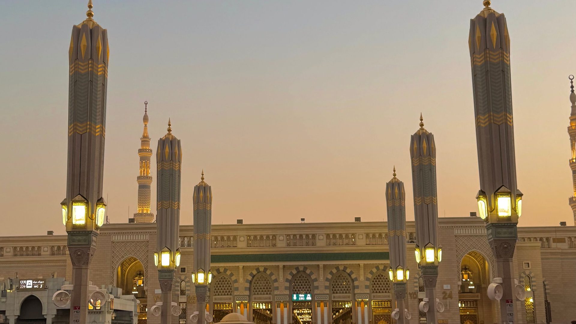 Masjid an-Nabawi at golden hour